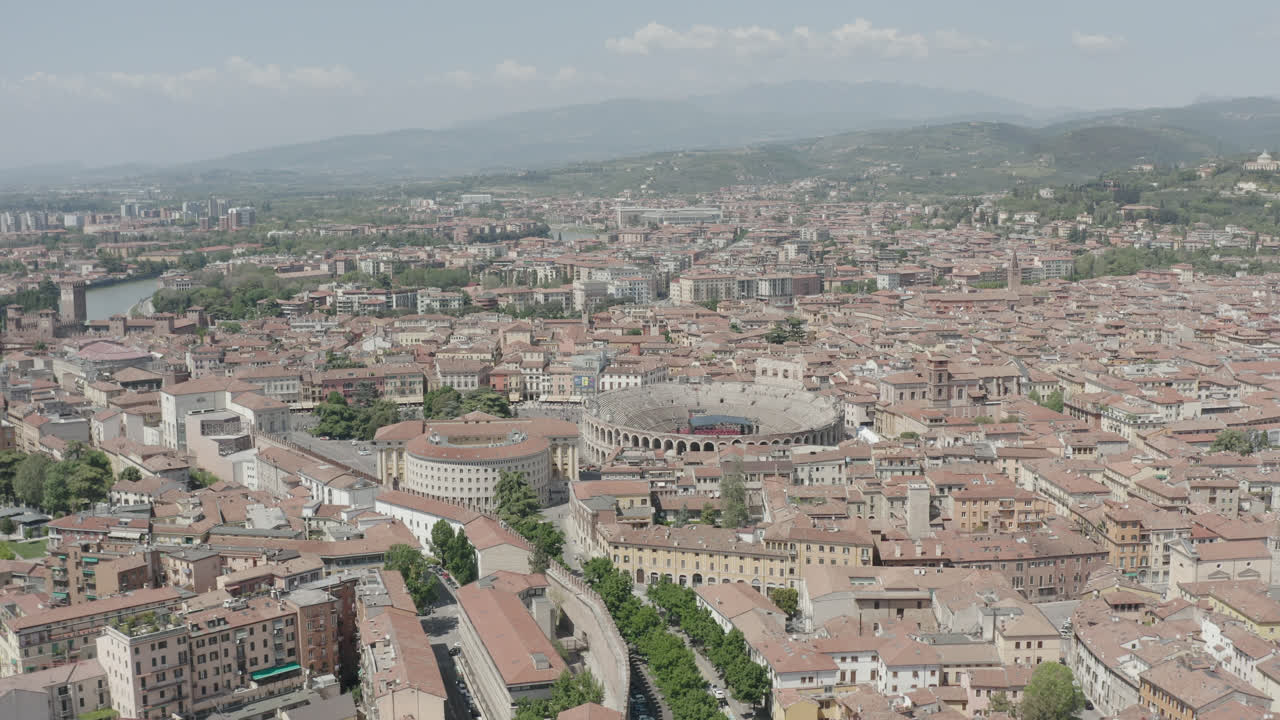 Ripresa con drone a Verona in 4K del Colosseo