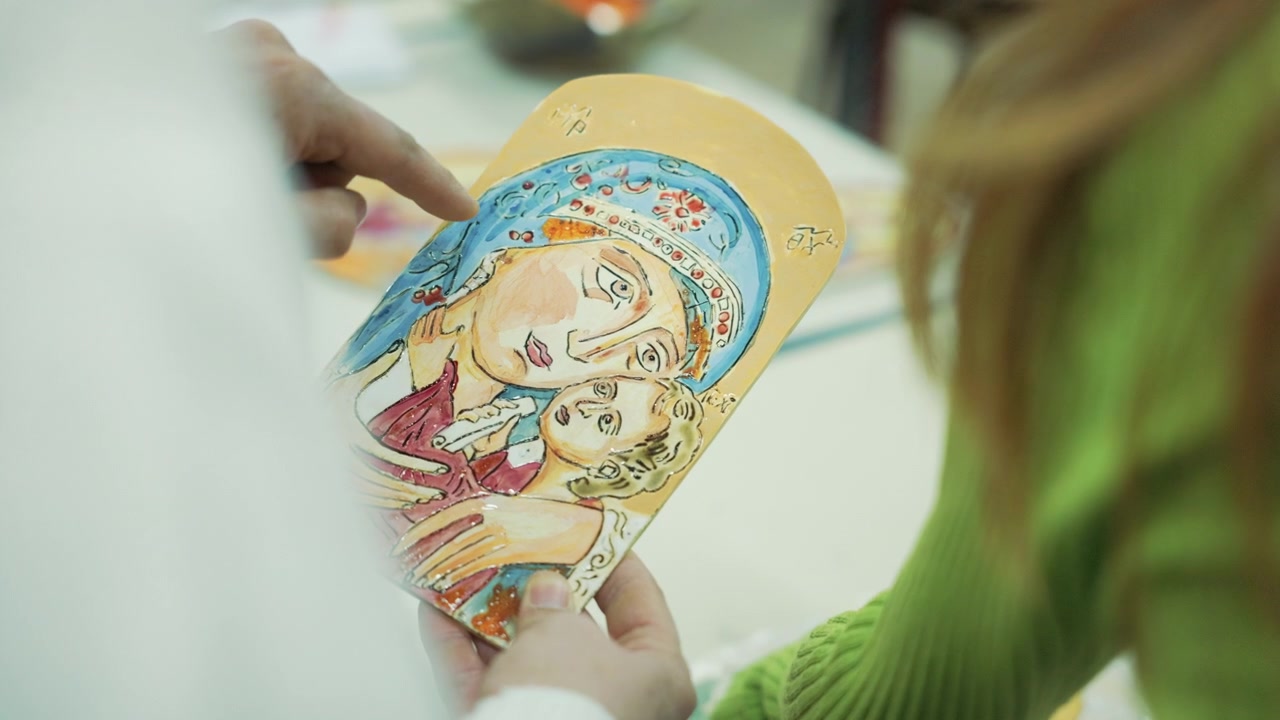 Aula de arte criativa com crianças do ensino fundamental trabalhando com argila