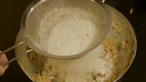 mezclar la harina a través de un tamiz
