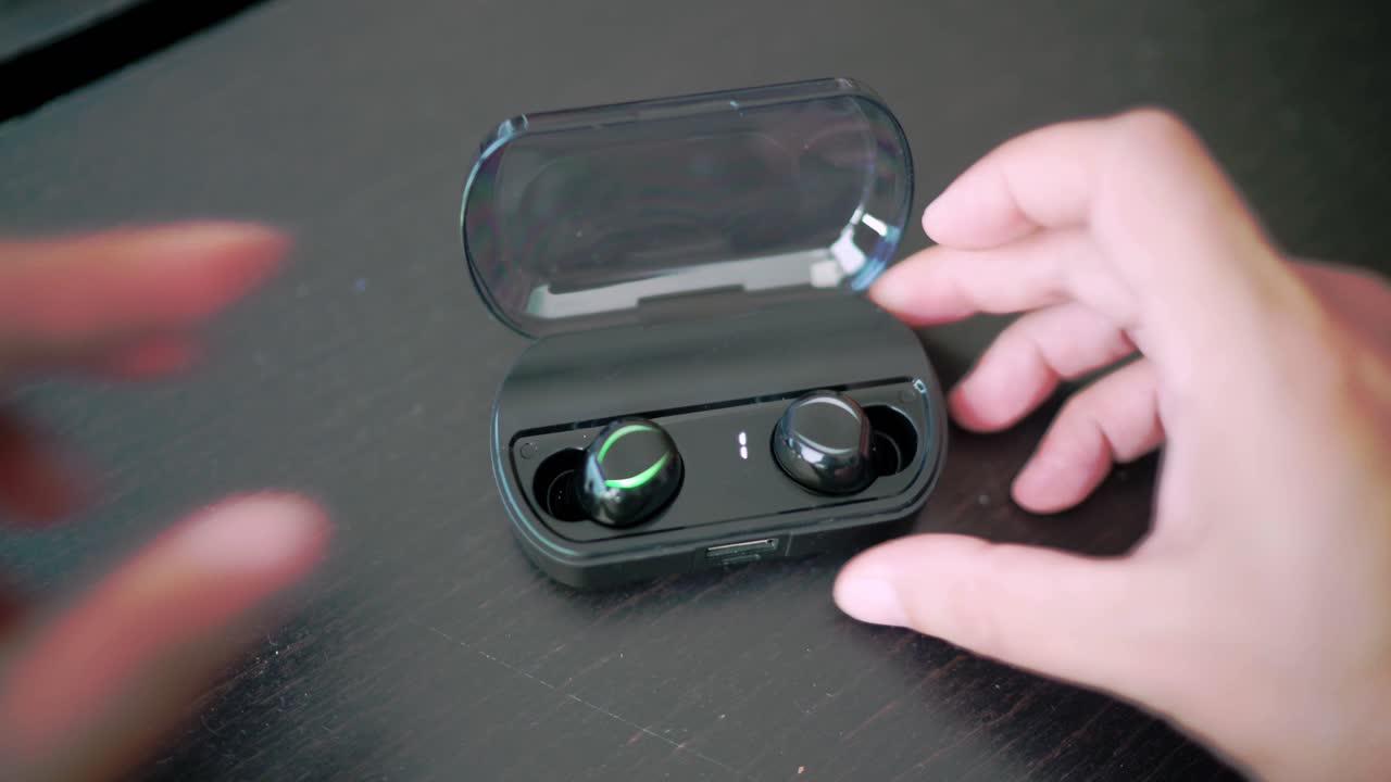 무선 블루투스 이어폰을 충전 케이스에 넣으면 충전이 시작됩니다.