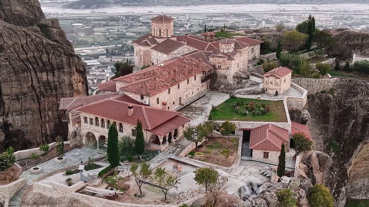 Monasteri di Meteora in Grecia, sulla cima di formazioni rocciose vicino a Kalambaka