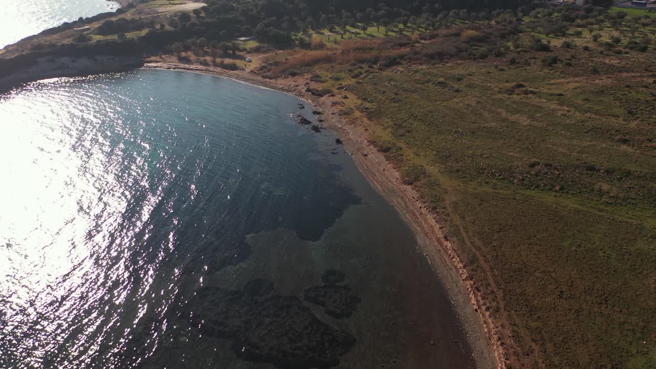 antena sobre la bahía costera de lesbos, grecia