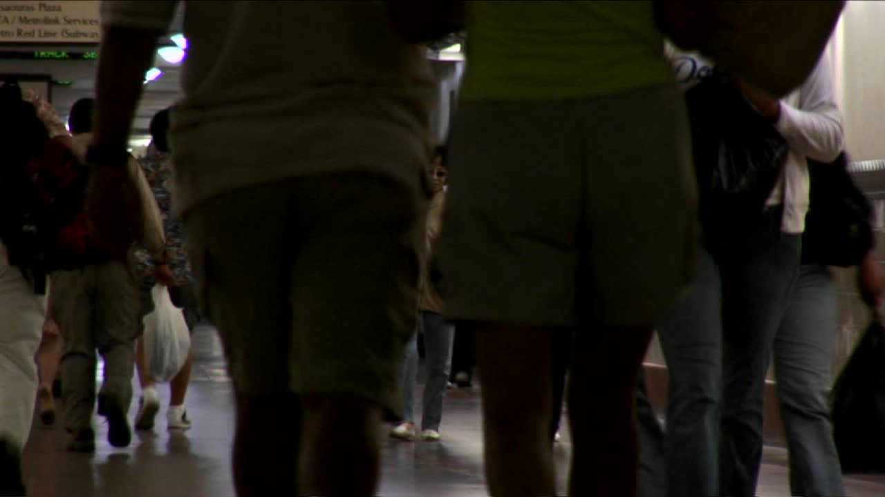 지하철 역 1에서 걷는 군중의 저속 촬영