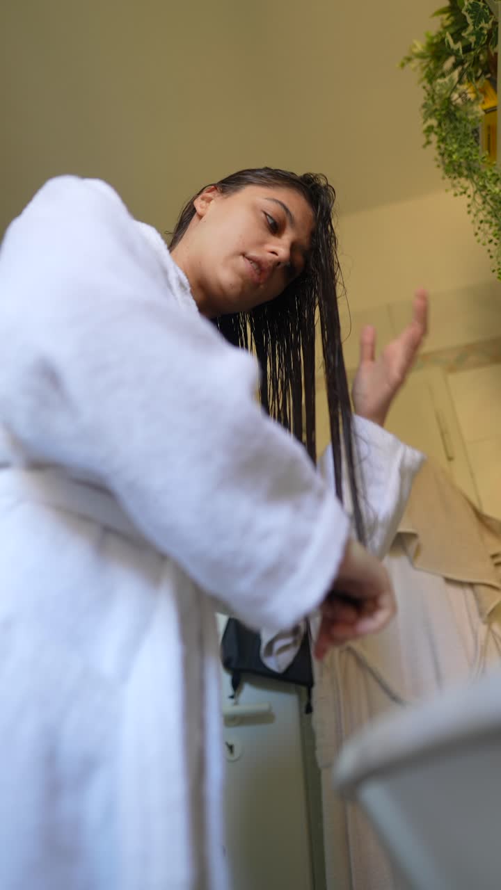 욕실 에서 머리카락 을 건조 시키는 여자