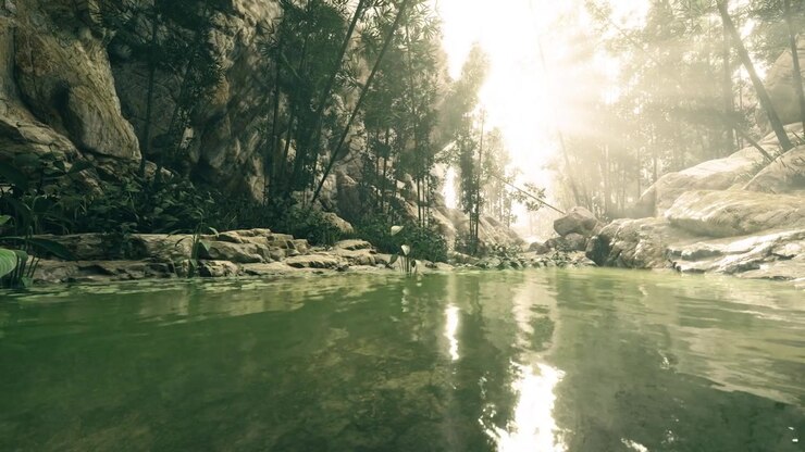 Superficie d'acqua tranquilla con riflessi scintillanti e dintorni rocciosi.