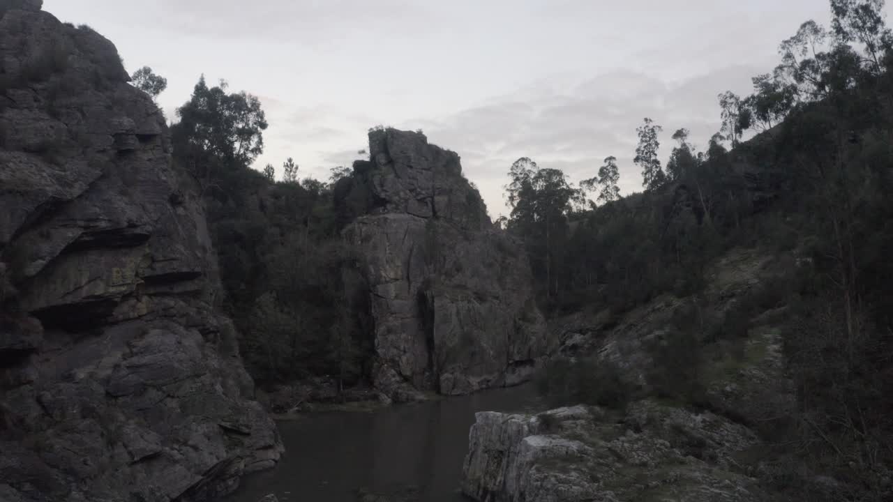 포르투갈 포르투(oporto)의 가파른 바위산에 잔잔한 강이 있는 평화로운 자연의 풍경