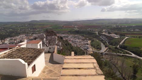 Hermosa-Vista-Sobre-La-Casa-Arcos-De-La-Frontera-En-La-Cima-De-Una-Colina-Con-Paisaje-A-Distancia