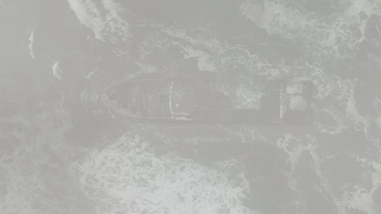 흐린 날 나미비아의 해골 해안에 있는 제일라 난파선의 공중 공개