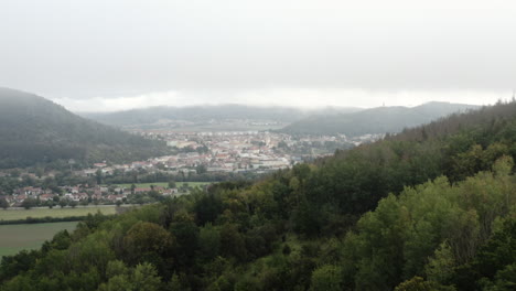 Luftaufnahme-Von-Waldbergen-Und-Dorf-In-Der-Tschechischen-Republik-An-Einem-Bewölkten-Herbsttag