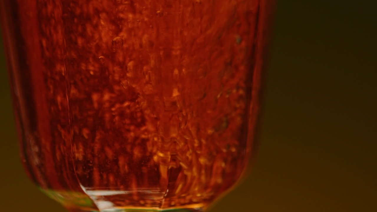 Versare un drink in un bicchiere