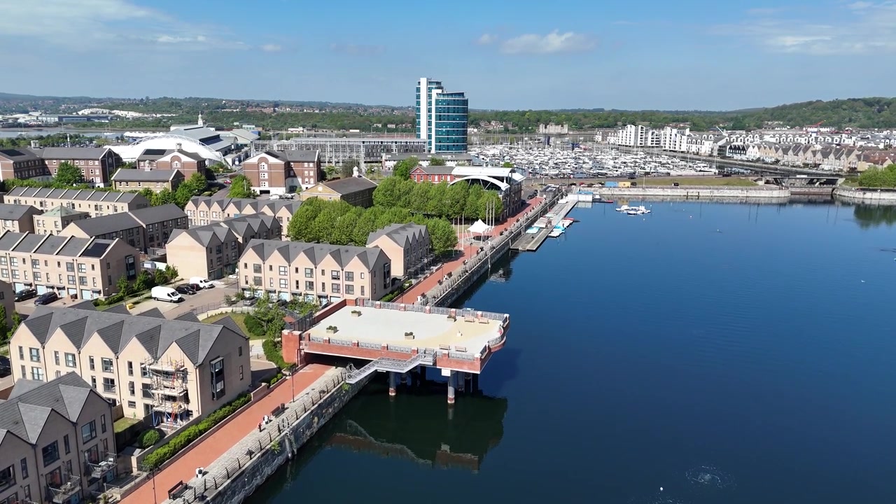 Nuova costruzione fronte mare, riqualificazione dei moli di Chatham, Kent, Regno Unito, riprese aeree con drone