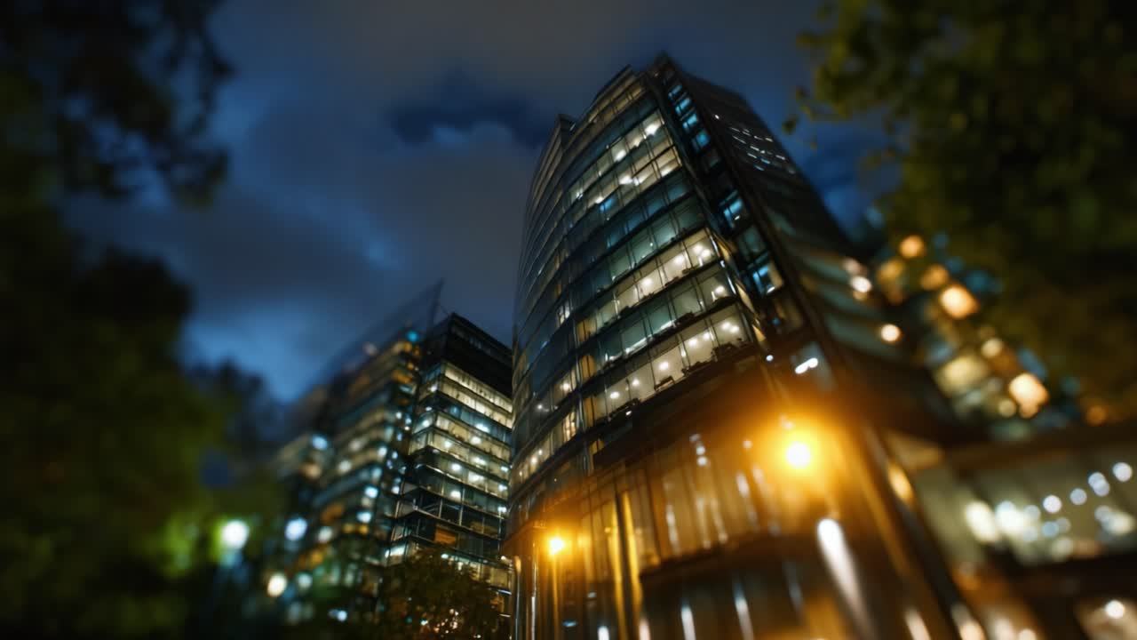Uma vista noturna impressionante de arranha-céus modernos iluminados pelas luzes da cidade sob um céu dramático, que reflete a paisagem urbana em um ambiente contemporâneo