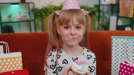 niños pequeños chica con muchos regalos regalos celebrando fiesta de cumpleaños comiendo pastel de postre