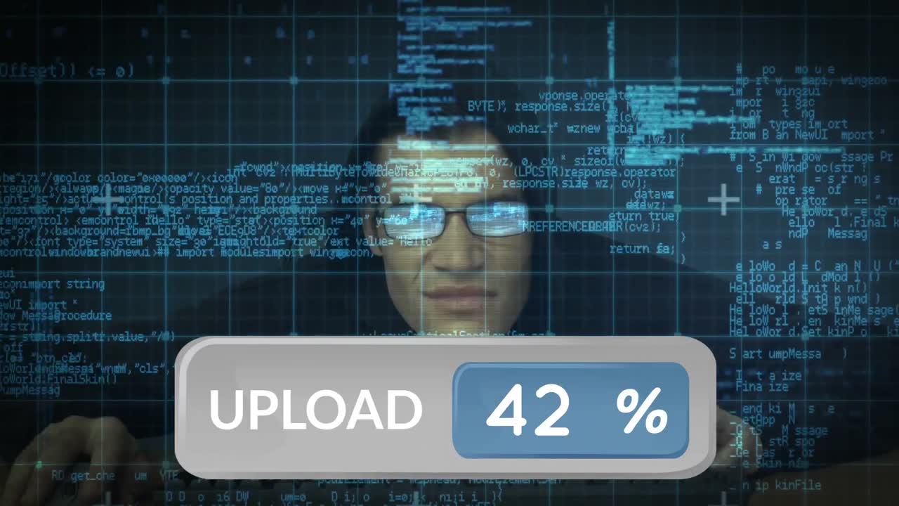 hacker subiendo códigos de interfaz a una computadora