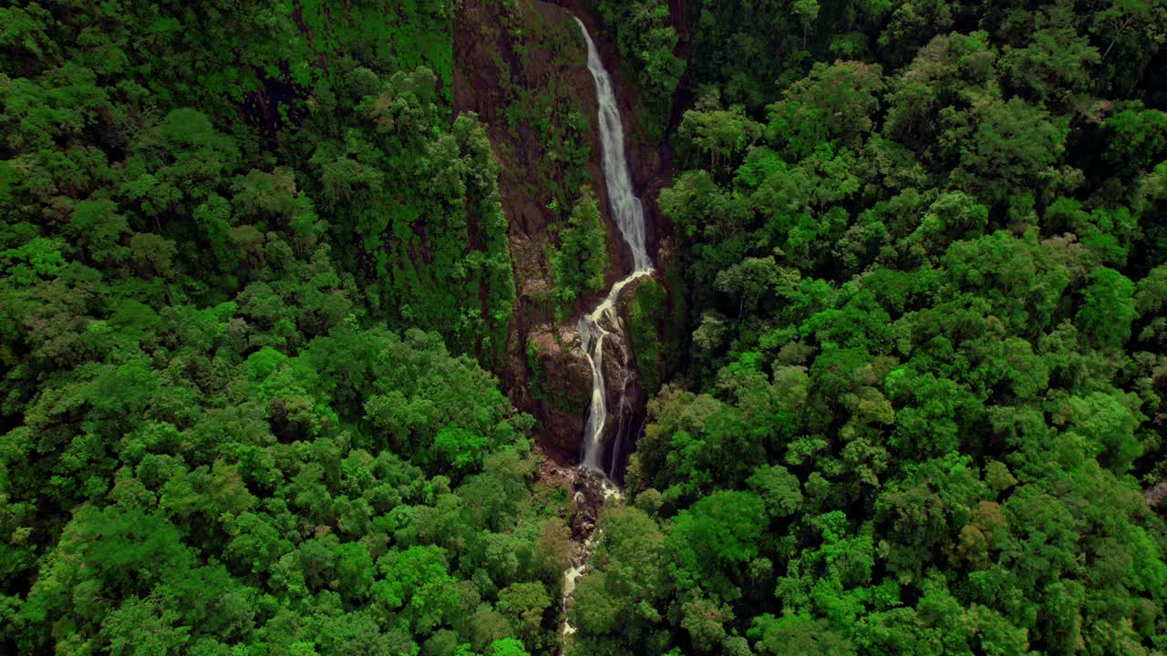 vista superior derecha giratoria aérea de la cascada de bijagual en la provincia de puntarenas costa rica en un día soleado