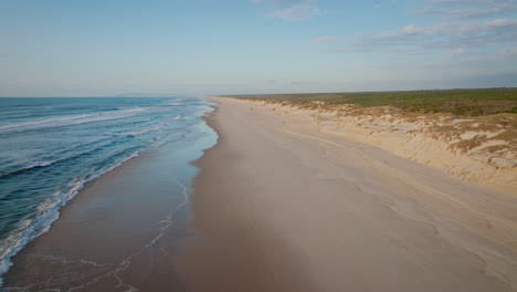 Playa-Al-Atardecer-Con-Mar-En-Calma