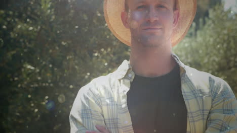 hombre con un sombrero de paja en el campo