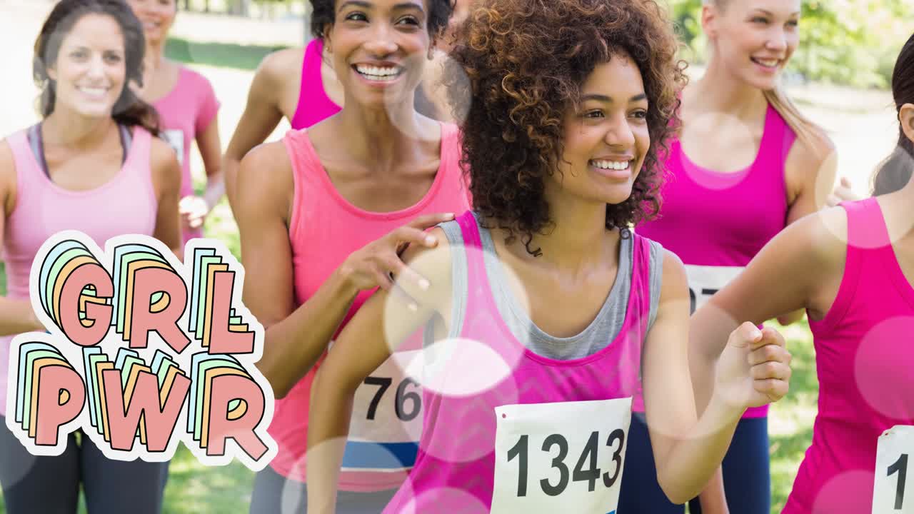 Animazione del testo 'Potere Femminile' su un gruppo eterogeneo di donne sorridenti