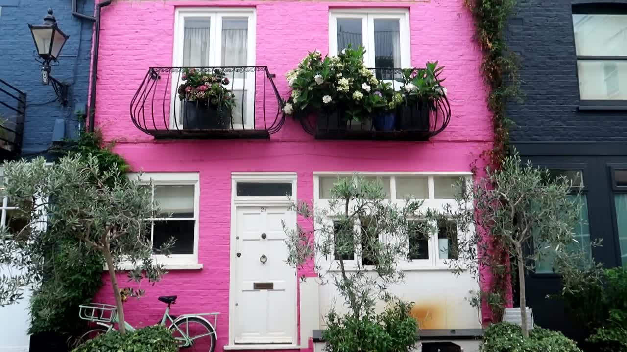 inclinación hacia arriba de la casa británica rosa en st lukes mews en notting hill, londres