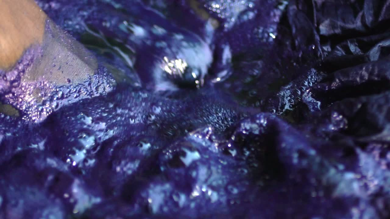 primer plano del proceso de teñido de textiles orgánicos y ropa en pakistán, cultura tradicional