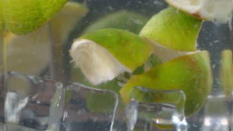 pedazos de cal fresca mezclados bajo el agua con pedacitos de hielo.