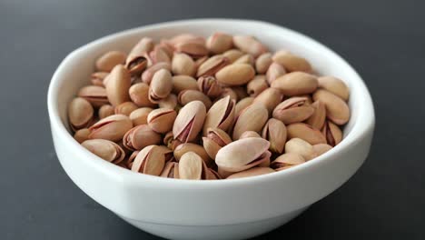 pistachos en un cuenco blanco