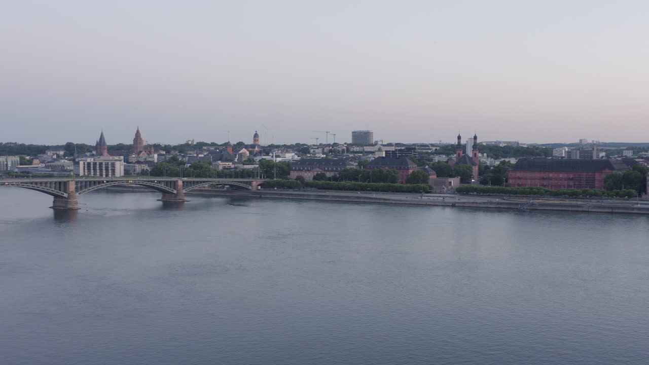 Vista aerea discendente con drone di Magonza con duomo, castello, Ponte Theodor Heuss e panorama urbano al tramonto – Fiume Reno, Germania.