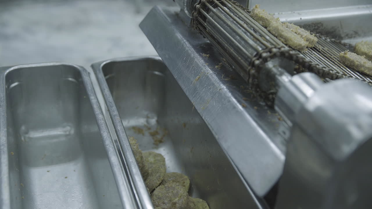 una vista de cerca de la línea de producción de formación de hamburguesas en una fábrica