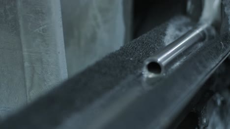 proceso industrial de creación de tubos metálicos en una fábrica moderna, molienda de tubos de metal, el tubo se mueve a lo largo de la línea de producción