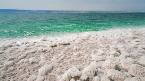 Playa-Del-Mar-Muerto-En-Jordania,-Cerca-De-La-Frontera-Con-Israel