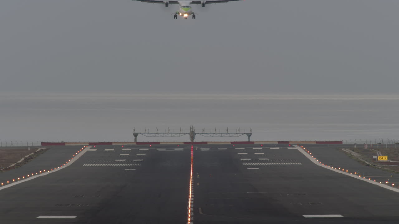 비행기가 착륙하고 있습니다.