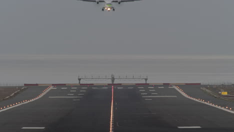 el avión está aterrizando.