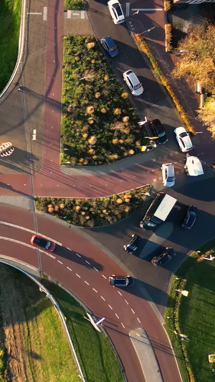 자전거 도로와 조경과 함께 도시 교차로의 공중 사진