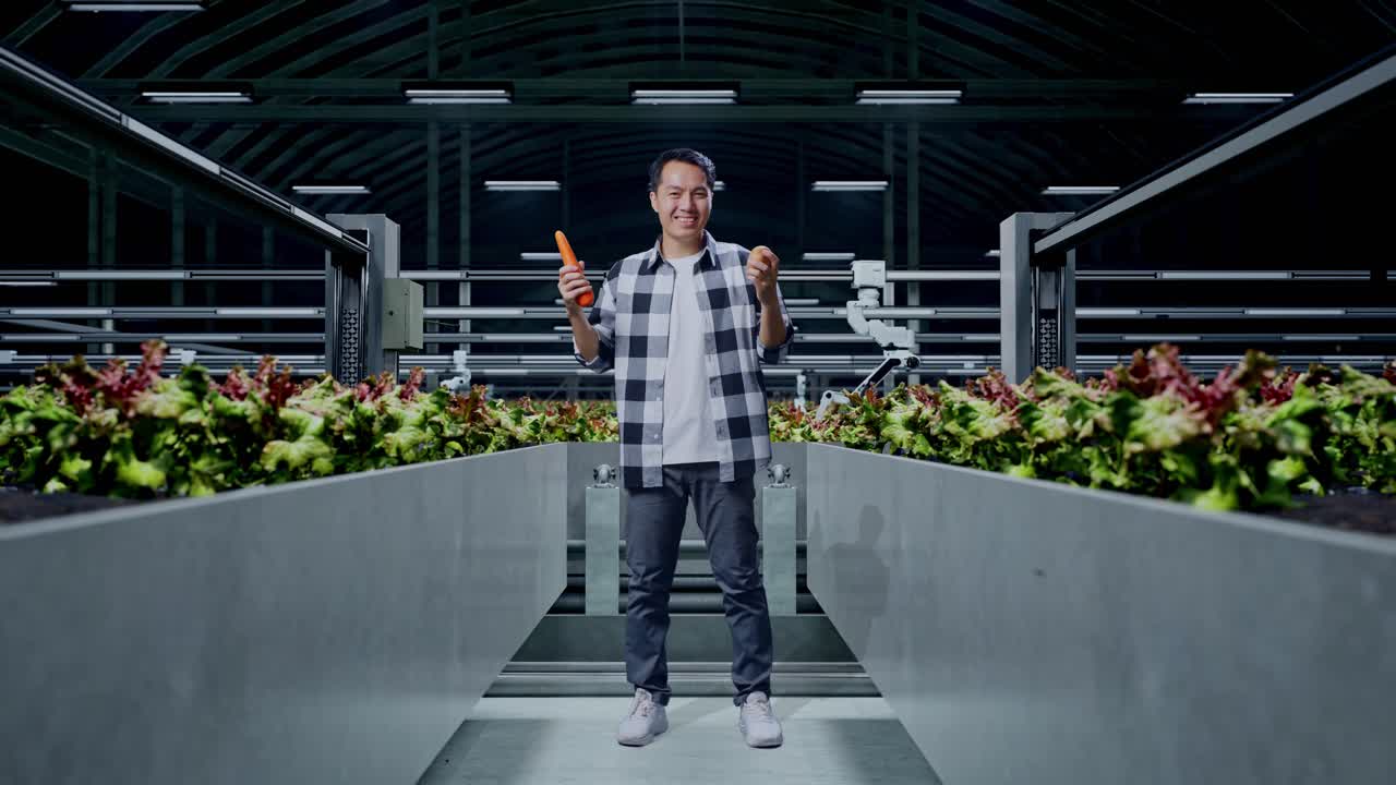 un agricultor feliz muestra zanahorias y patatas frescas en una granja vertical moderna