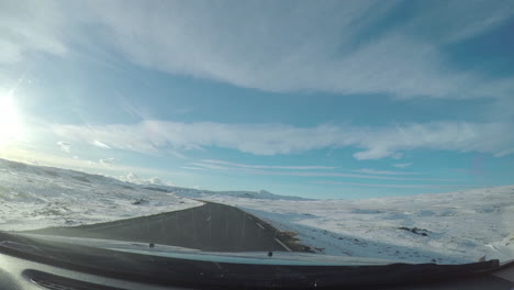 Perspektive-Aus-Der-Windschutzscheibe-Auf-Einem-Roadtrip-Durch-Die-Isländischen-Berge