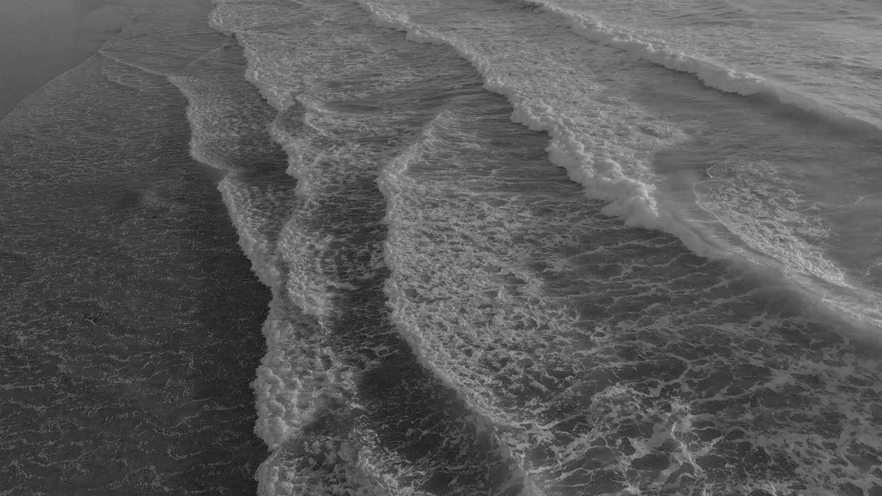 спокойные волны разбиваются на пляже.