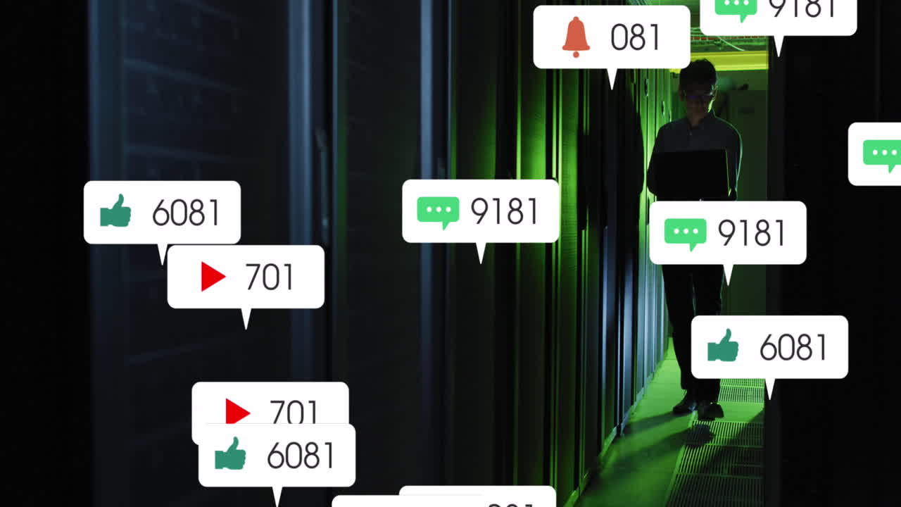 소셜 미디어 아이콘과 숫자의 애니메이션 아시아 남성 it 기술자 컴퓨터 서버에 의해