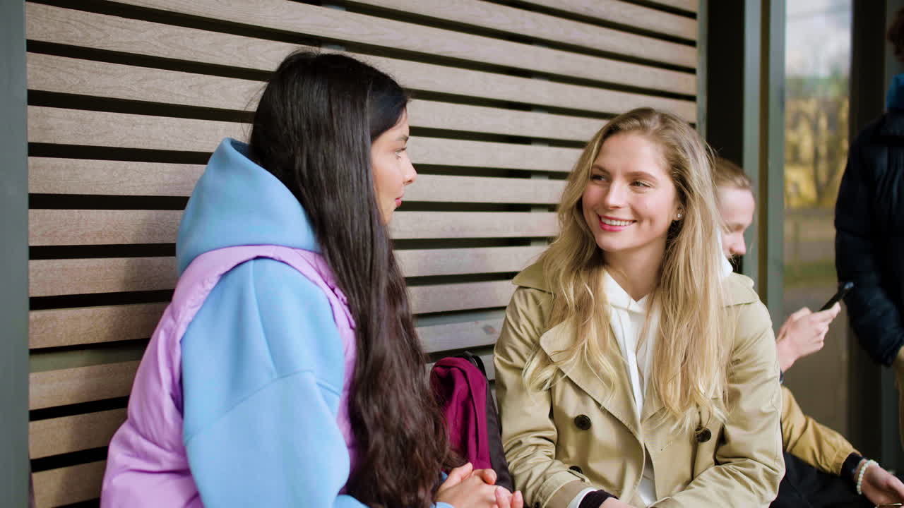 버스 정류장 에 있는 청소년 들