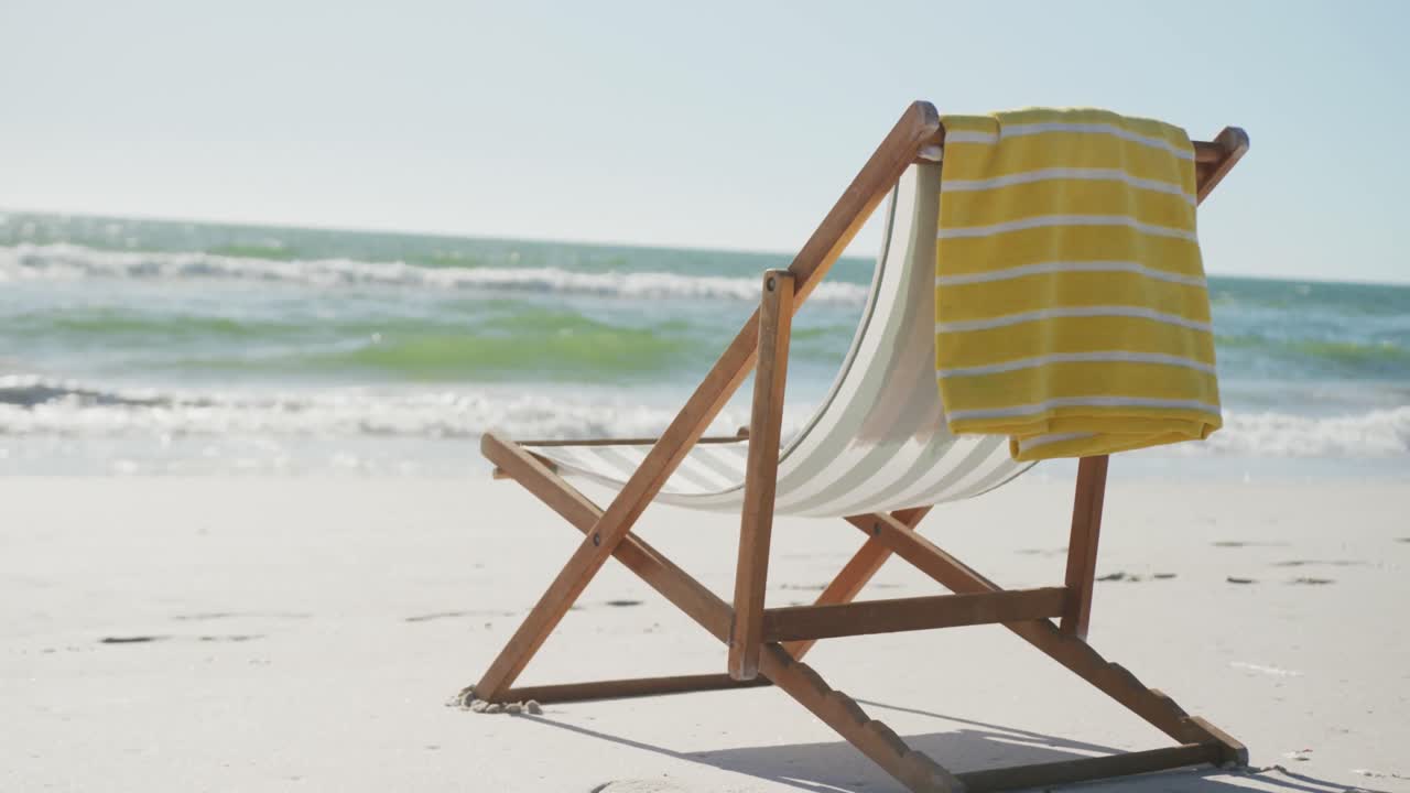 Gros plan sur une chaise longue et une serviette sur la plage, au ralenti, avec espace de copie.