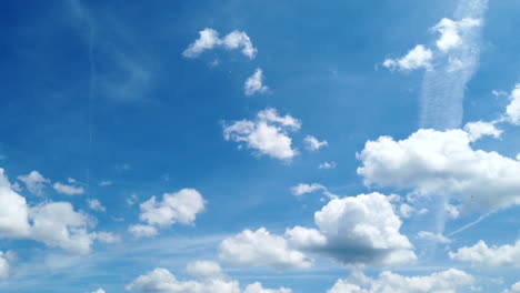 Blauer-Himmel-Mit-Sich-Schnell-Bewegenden-Wolken