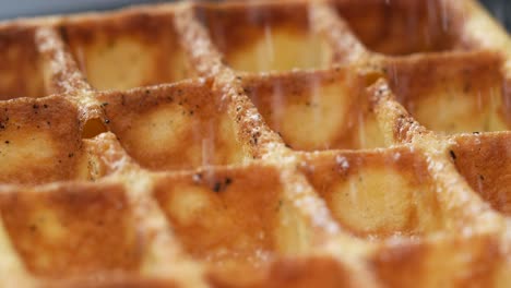 Eine-Waffel-Wird-Mit-Puderzucker-Bestreut