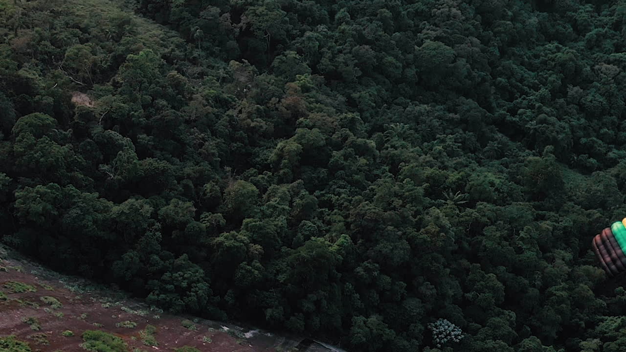 vista aérea de un paracaídas que se desliza sobre un bosque verde y exuberante en río de janeiro