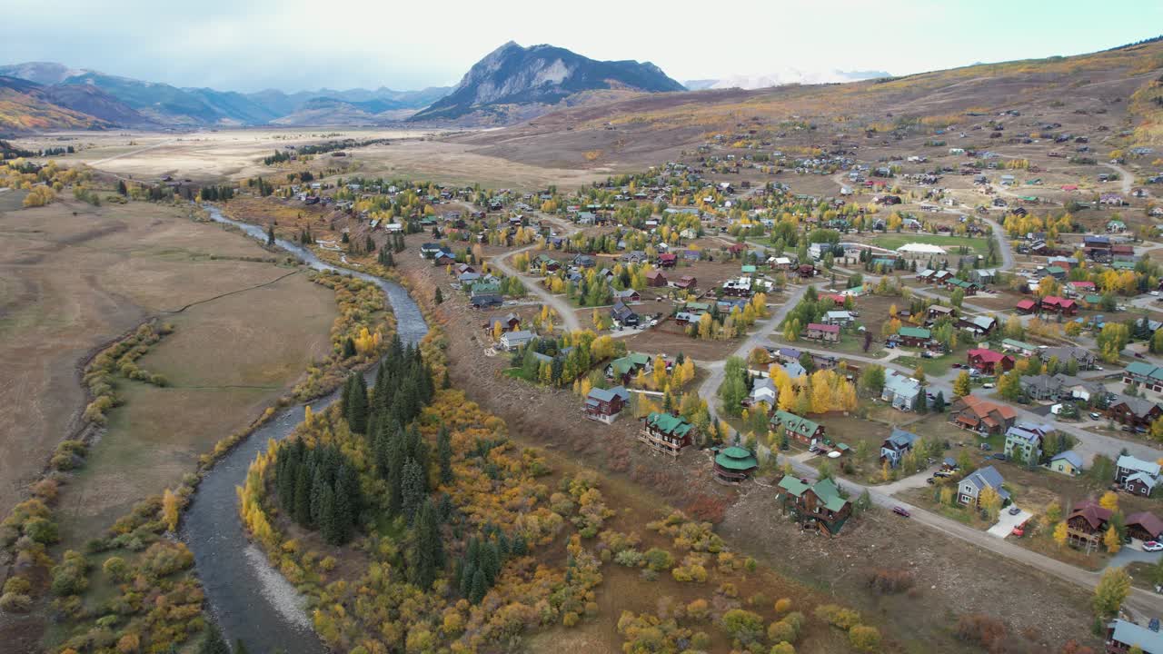 vista aérea de crested butte usa suburbios, casas y río a lo largo de la carretera estatal colorado 135 en la temporada de otoño