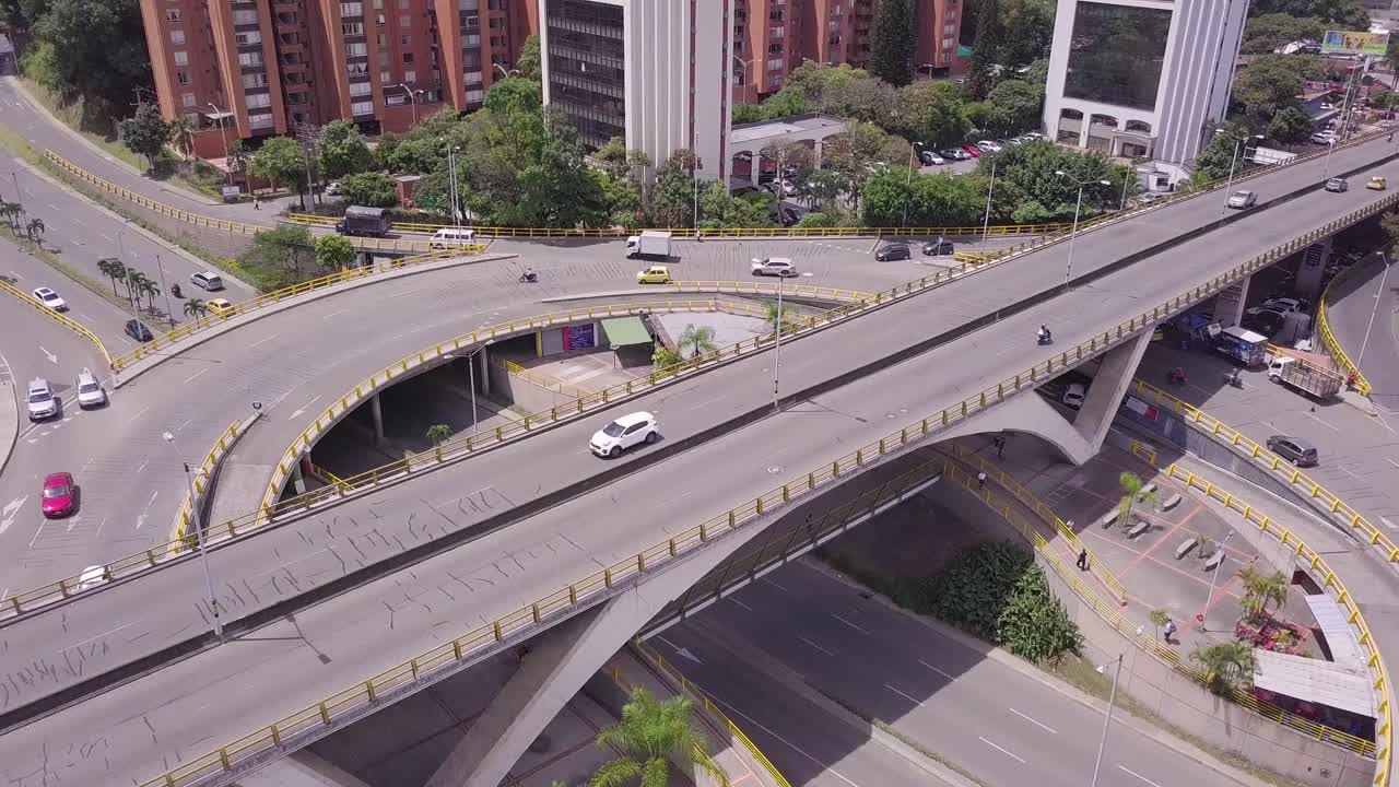 toma inclinada de aguacatala y el centro de la ciudad de medellín en un día de verano