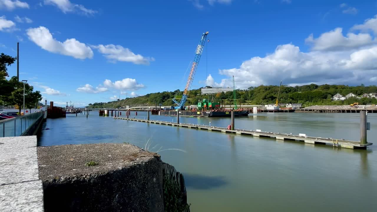 waterford quays irlanda timelapse construyendo puente peatonal que atraviesa el río suir con las mareas que retroceden