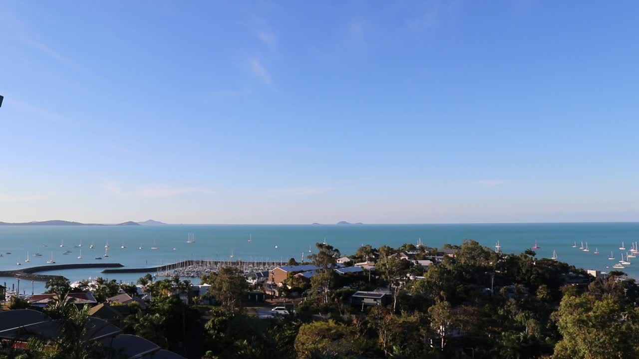 배가 가득한 항구를 내려다보며