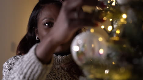 Chica-Negra-Decorando-Un-árbol-De-Navidad,-Celebración-Afroamericana