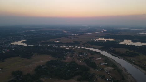Panorama-Luftaufnahme-Des-Schlangenförmigen-Flusses-Im-Dorf-Bangladesch