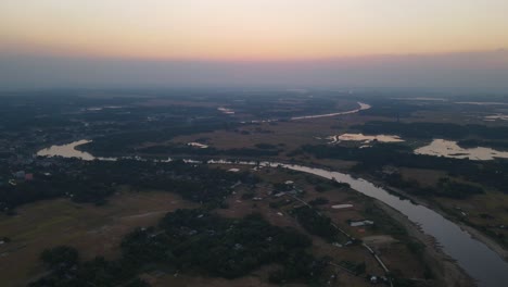 Vista-Aérea-Panorámica-Del-Río-Con-Forma-De-Serpiente-En-El-Pueblo-De-Bangladesh