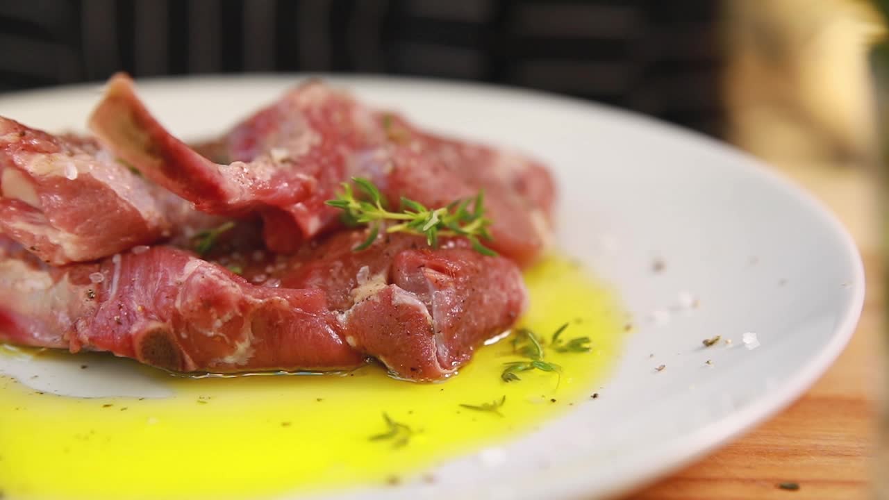 costillas de cordero crudas listas para marinar